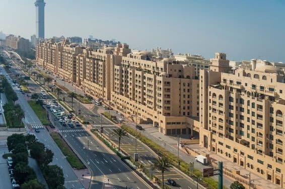 Palm Jumeirah, estrada dos Shoreline Apartments, durante o dia.
