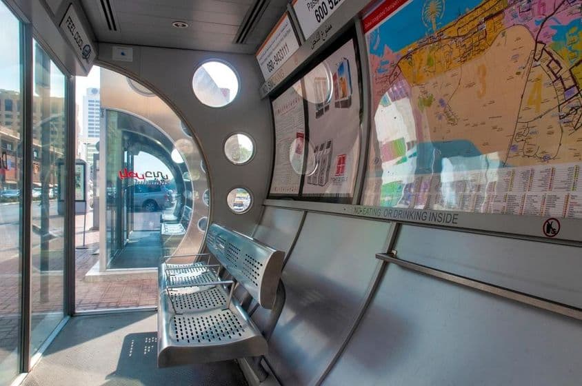 Interior de um ponto de ônibus em Dubai.