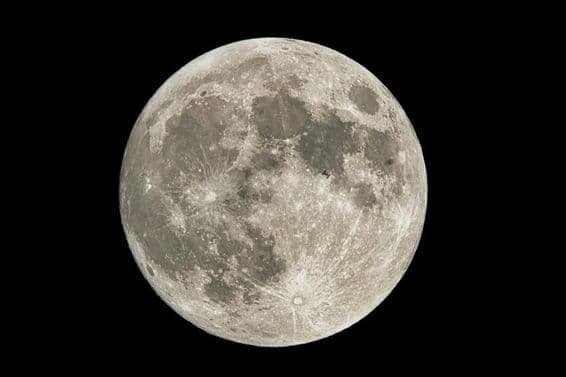 Lua cheia no céu.