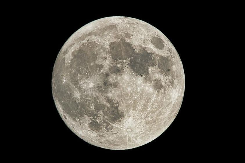 Lua cheia no céu.