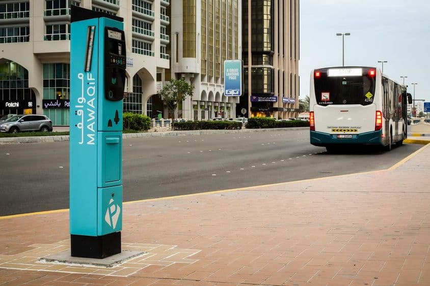 Impressora de bilhetes de estacionamento MAWAQIF na capital dos EAU.