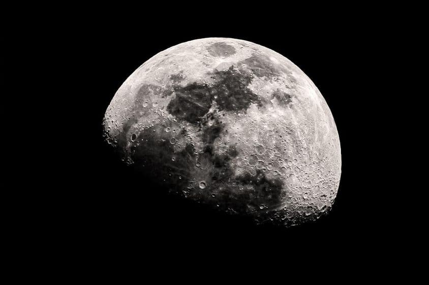 A superfície da lua com crateras.