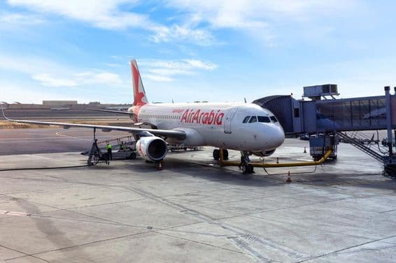 Aeronave Oman Air Arabia A6-AUB, Airbus A320 na pista do aeroporto de Abu Dhabi.