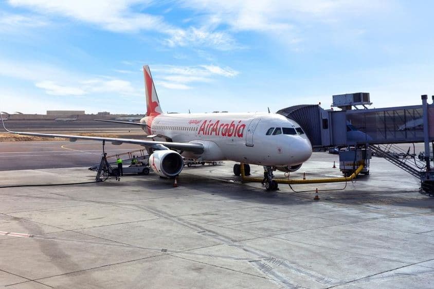 Aeronave Oman Air Arabia A6-AUB, Airbus A320 na pista do aeroporto de Abu Dhabi.