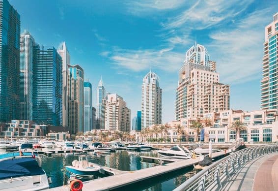 Marina de Dubai, Emirados Árabes Unidos com iates ancorados.
