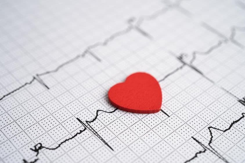 ECG com um coração vermelho.