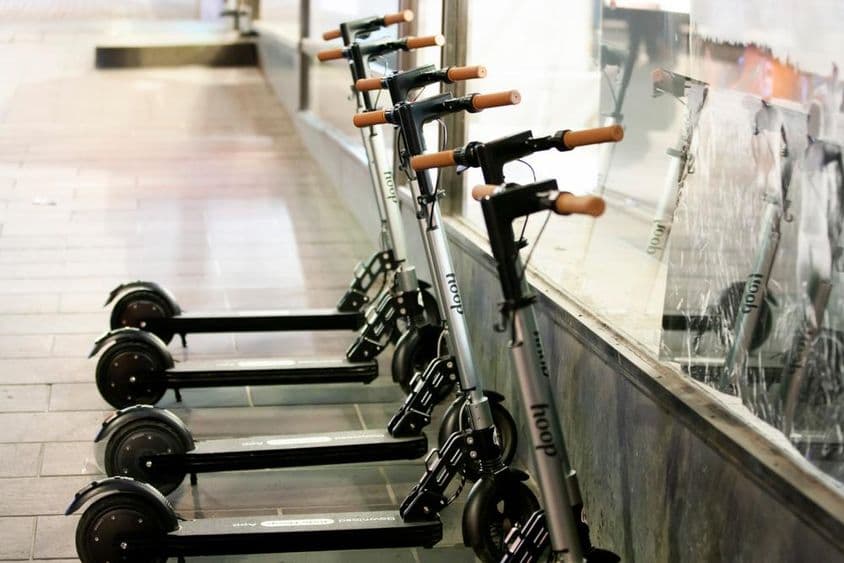 Patinete elétrico prateado/cinza alugável da Hoop.