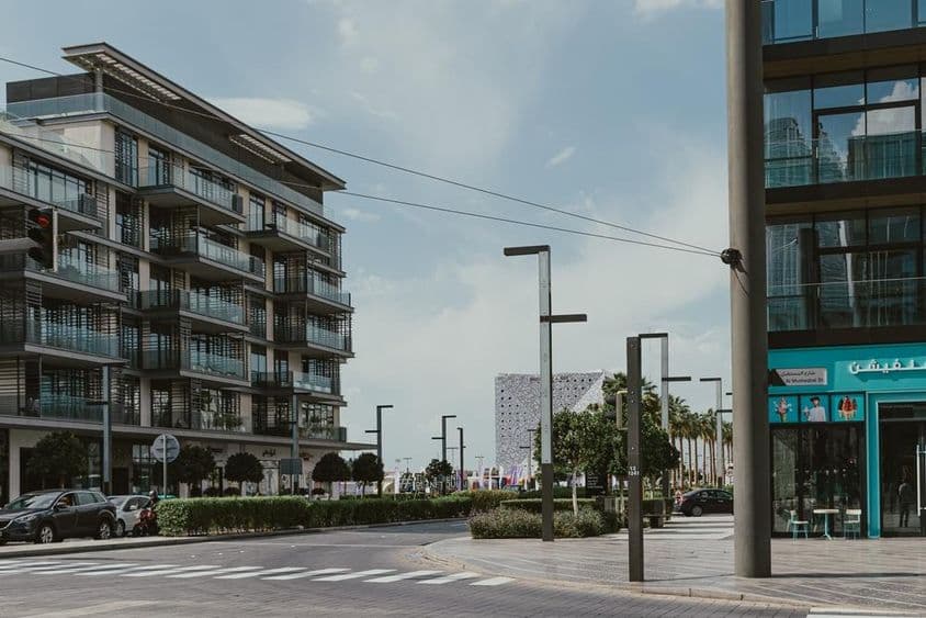 Vista da rua Al Mustaqbal em Dubai City Walk com apartamentos modernos.