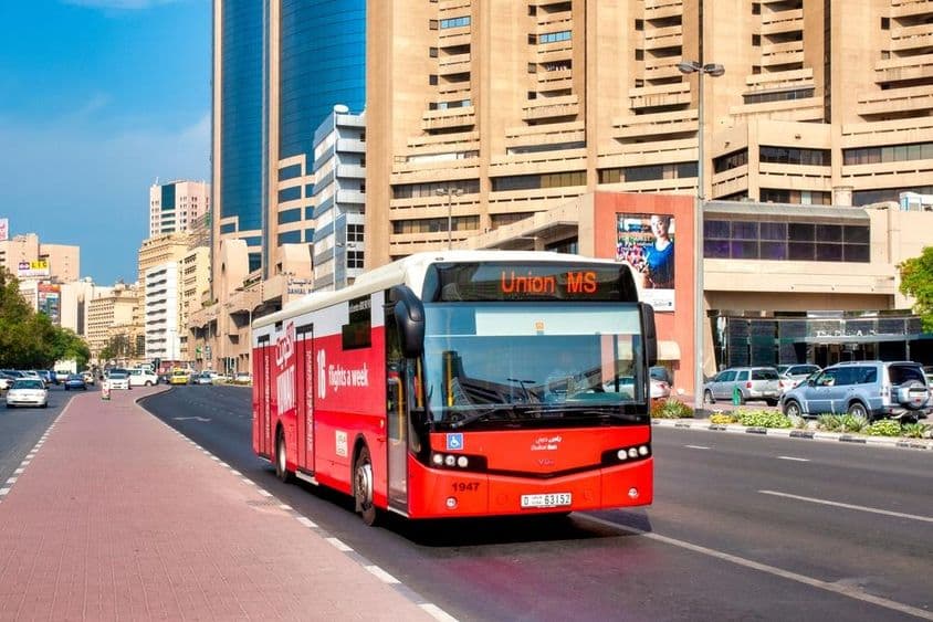Ônibus de transporte público em Dubai.