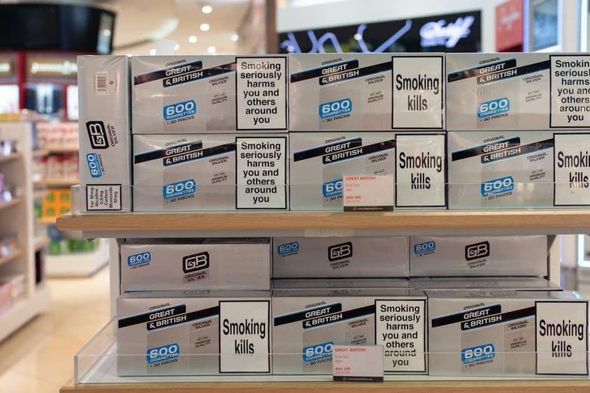 Cigarros à venda na área duty-free do Aeroporto Internacional de Dubai.