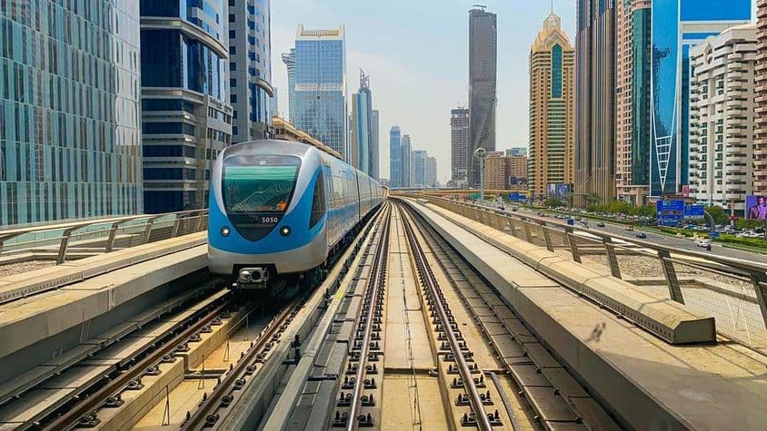metrô de Dubai em um dia de verão.
