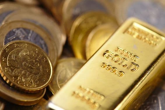 Barras de ouro e moedas de ouro.