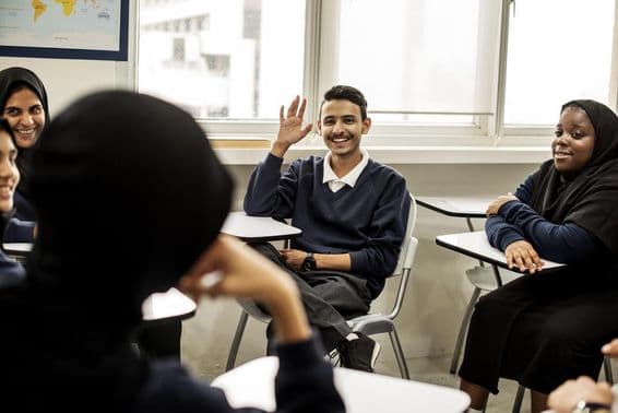 Crianças muçulmanas estudando em uma sala de aula em Dubai.