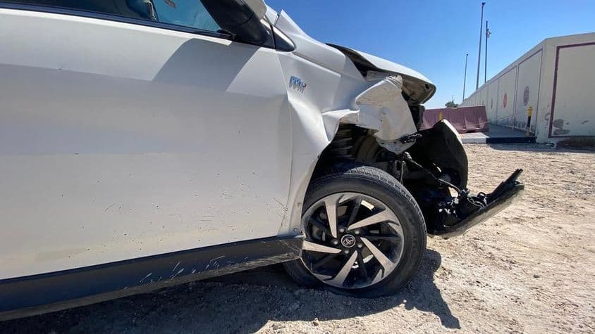 Carro branco envolvido em acidente em Dubai.