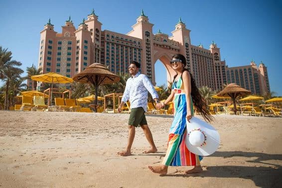 Turistas felizes em Dubai durante os feriados.