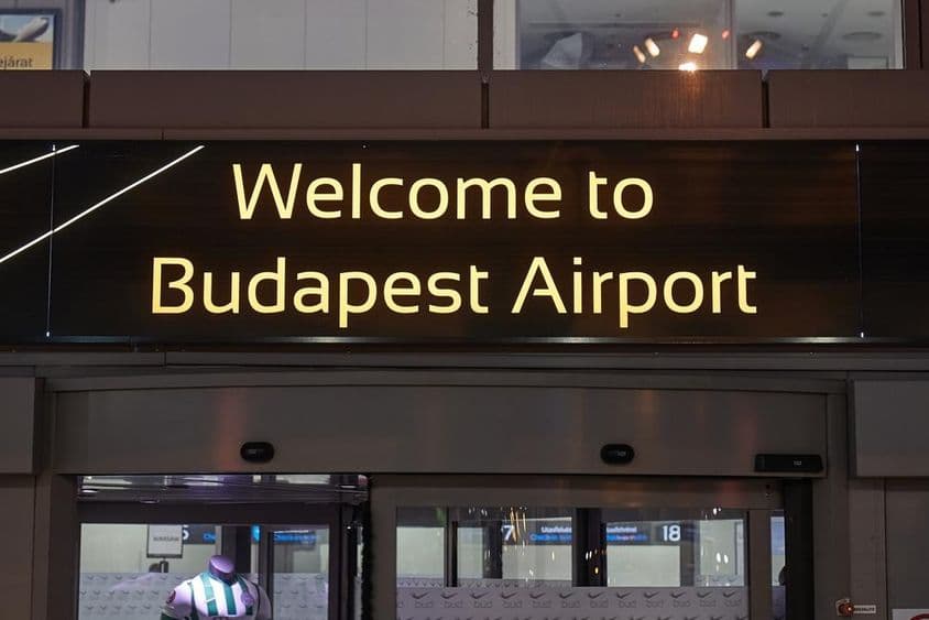 Placa de boas-vindas no Aeroporto Internacional Ferenc Liszt de Budapeste, na Hungria.