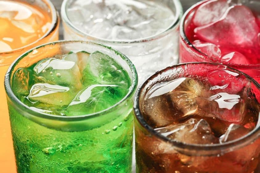 Refrigerantes misturados com soda de alto teor de açúcar.