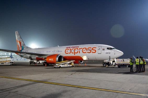 Um avião da Air India Express se preparando para decolar no aeroporto de Nova Deli.