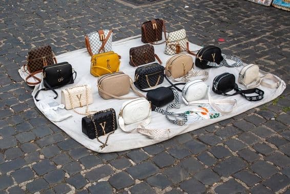 Bolsas e carteiras falsificadas à venda nas ruas de Roma.