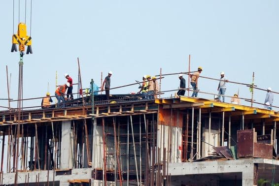 Dubai, Emirados Árabes Unidos homens filipinos trabalhando em um edifício.