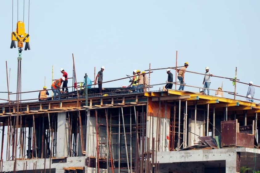 Dubai, Emirados Árabes Unidos homens filipinos trabalhando em um edifício.