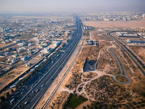 Estrada E311 Sheikh Mohammed bin Zayed nos arredores de Dubai.