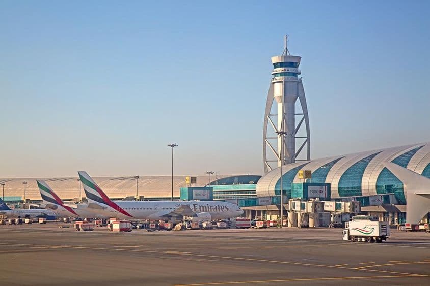 Aviões se preparando para decolar no aeroporto de Dubai.