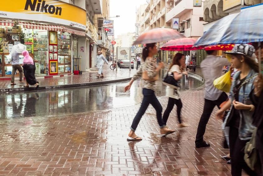 Um raro dia chuvoso nas ruas laterais de Deira, Dubai.