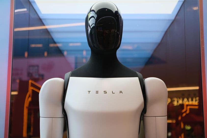 Robô Tesla Optimus com logotipo da marca.