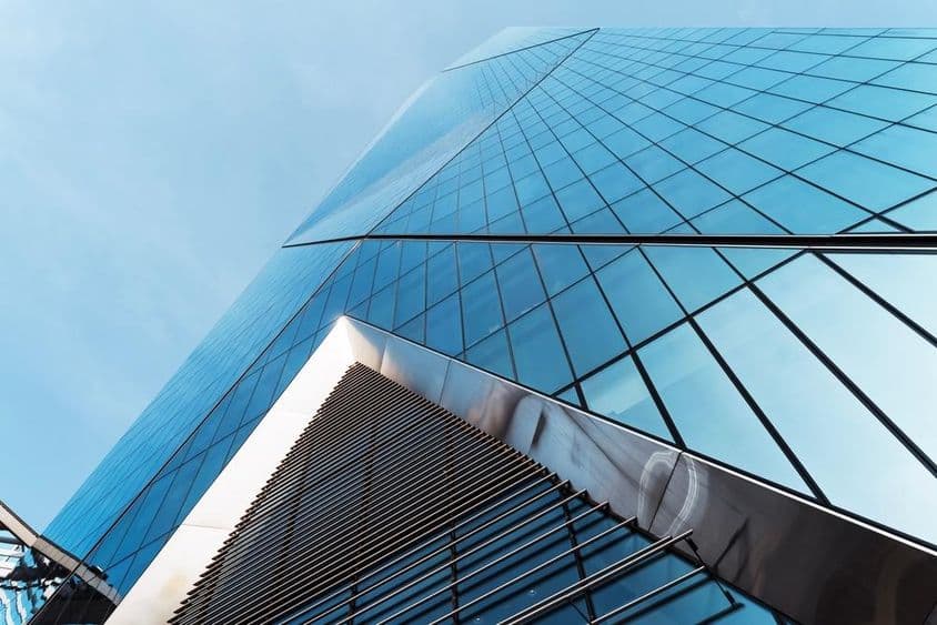 Vista da frente de um edifício de escritórios em Dubai.