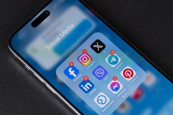 Aplicativo de mídia social no menu do iPhone em um smartphone.