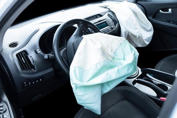 Airbag explodido em um carro após um acidente.
