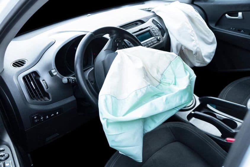 Airbag explodido em um carro após um acidente.