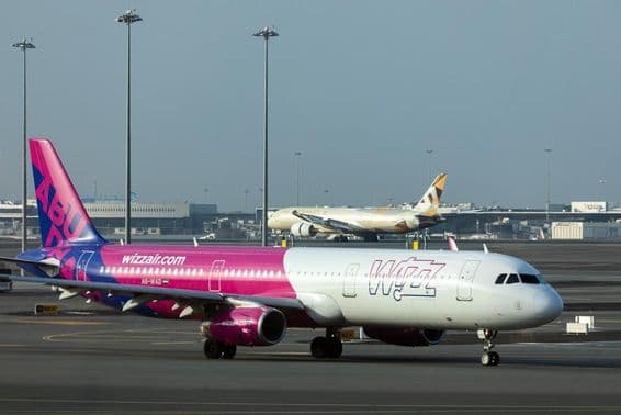 Aviões da Wizz Air e Etihad na pista do Aeroporto Internacional de Abu Dhabi.