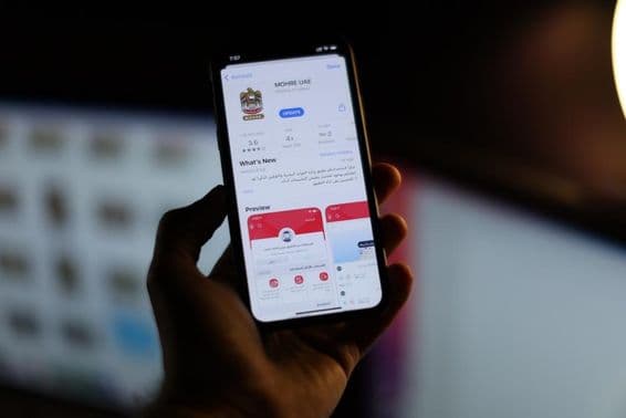 aplicativo MoHRE em uma tela de smartphone.