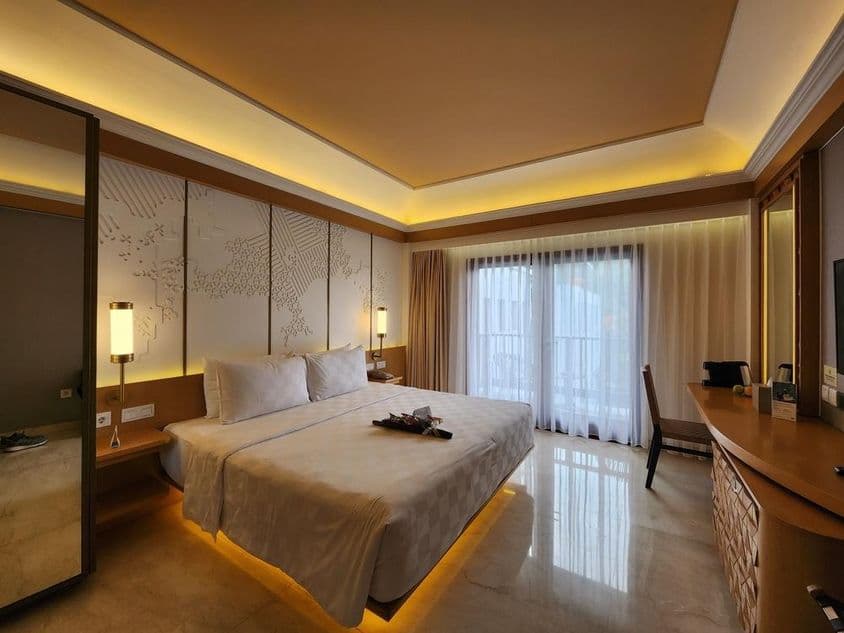 Quarto de hotel de luxo, estilo clássico moderno, ambiente aconchegante.