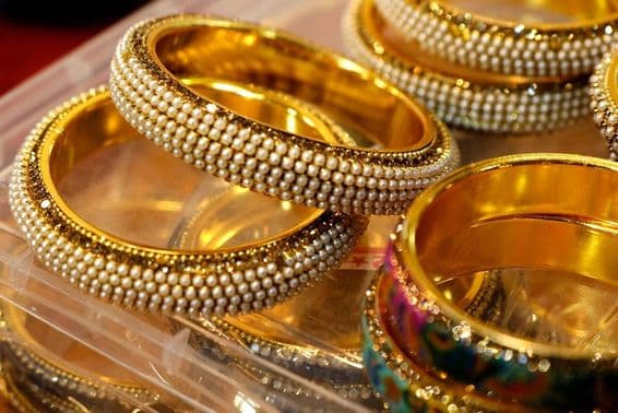 Pulseiras de ouro indianas exibidas em uma loja local.