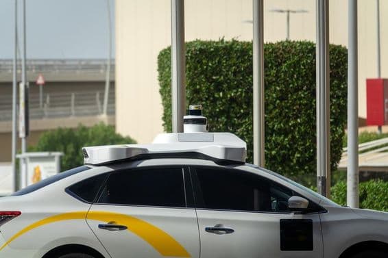 Táxi autônomo em Abu Dhabi, Emirados Árabes Unidos.