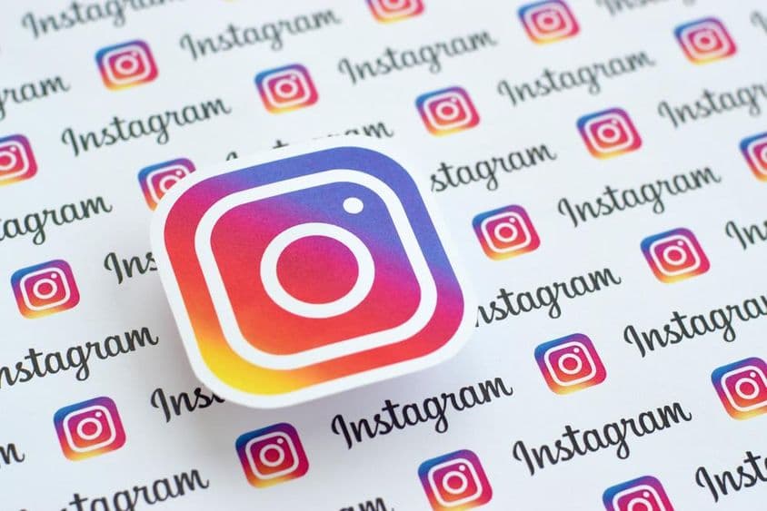 Modelo do Instagram impresso em papel com pequenos logotipos do Instagram.