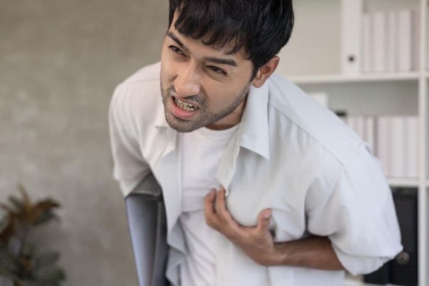 Sintomas torácicos relacionados a ataque cardíaco.