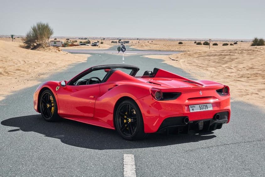 Ferrari 488 vermelha em uma estrada deserta abandonada em Dubai.