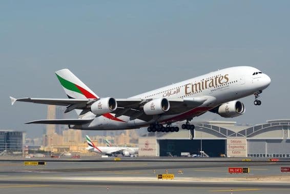 Uma aeronave de passageiros Airbus EADS A380 da Emirates Airlines, A6-EDH, decolando do Aeroporto Internacional de Dubai.
