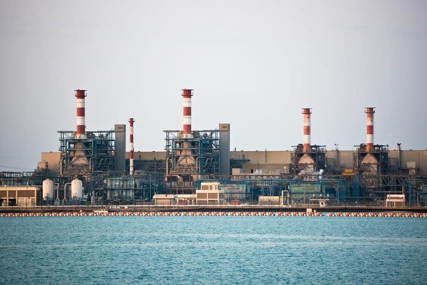 Refinaria de petróleo durante destilação de gasolina.