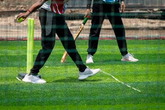 Ação de jogo em partida de críquete feminina.