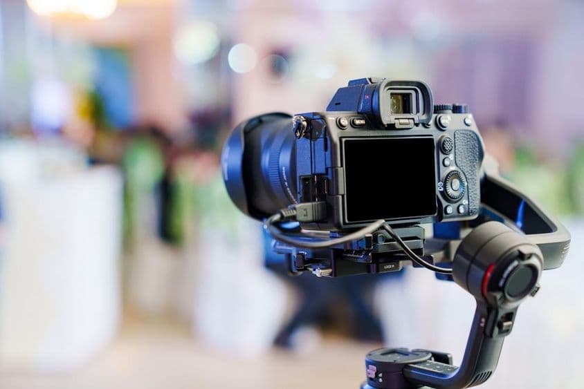 Uma câmera profissional.