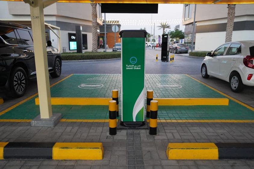 Estações inteligentes de carregamento de carros elétricos em uma área de estacionamento em Dubai.