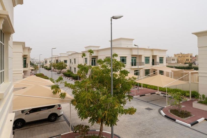 Uma área residencial no distrito de Khalifa A, Abu Dhabi, com vilas brancas modernas.