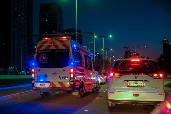 Uma ambulância passa rapidamente por outro veículo em Abu Dhabi.