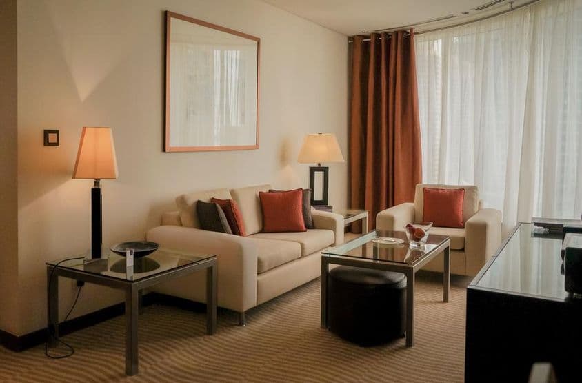 Interior moderno e iluminado de um apartamento em Dubai.