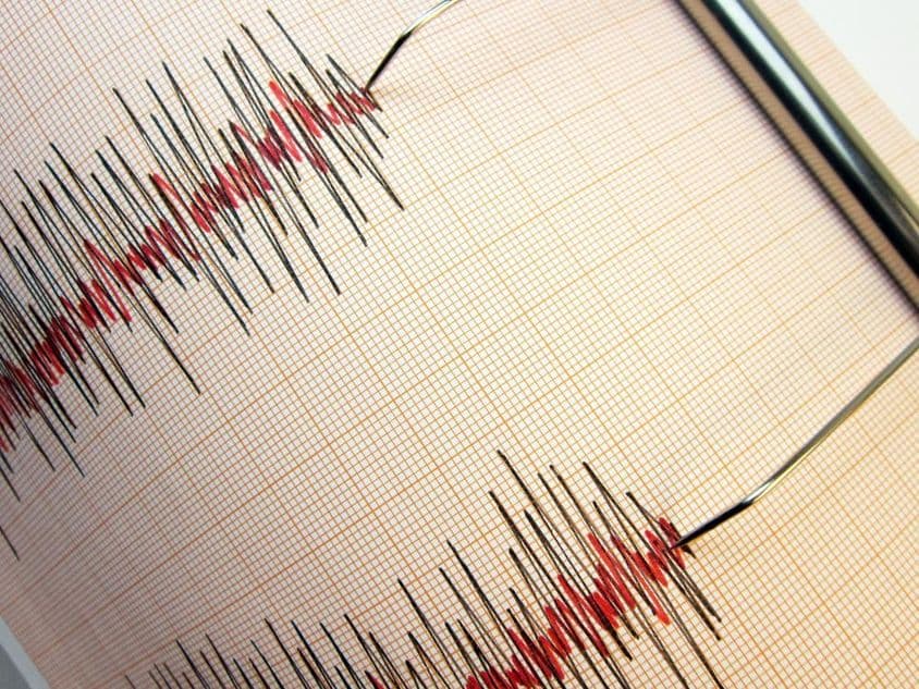 Sismógrafo registrando atividade sísmica de um terremoto.